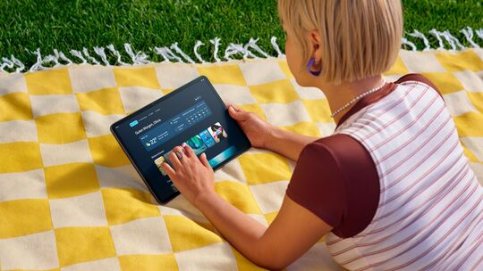 Eine Frau mit Amazon Alexa Tablet 12 Eine Frau mit Amazon Alexa Tablet 12