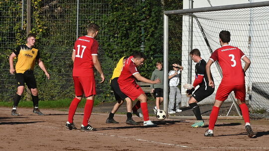 Im Heimspiel gegen Berods Reserve (in Rot) ließen die Sportfreunde Schönstein (in Gelb) nichts anbrennen. Nun geht es zum Auswär