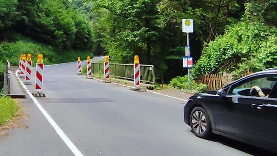 Aus Sicherheitsgründen wurde die Fahrbahnbreite der Rupbachbrücke an der L322 bei Laurenburg bereits vor Jahren reduziert.
