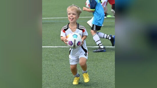 Oskar Stumm ist mit Feuereifer im Training bei der Sache. Der neun Jahre alte Breitenthaler Junge verfügt über ein gutes Ballgef