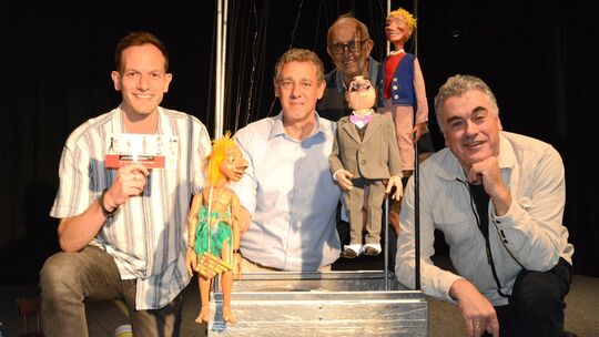 Markus Dorner (rechts), Leiter des Museums für Puppentheaterkultur, stellte im Beisein von Kulturamtschef Nils Wachner (von link