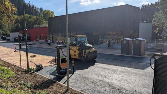 Nicht nur das Innere des Rewe-Petz-Markts in Betzdorf wurde grundlegend modernisiert, auch das Außengelände samt Parkplatz wurde