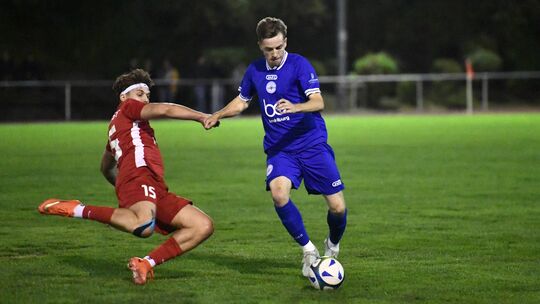 Die SG 99 Andernach um Sven Schiffers (in Blau) hat den Angriff der SG Augst mit Maximilian Schneider im Rheinlandpokal beim 4: