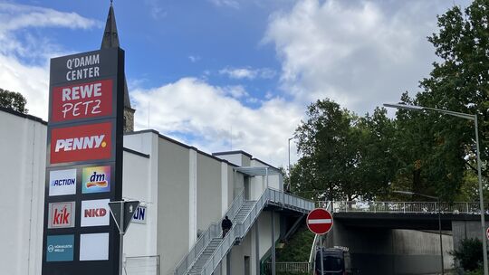Am Donnerstagnachmittag war die Straße „Zum Weyerdamm“ aufgrund der Arbeiten an der Treppenanlage nicht für Abbieger vom Dammweg