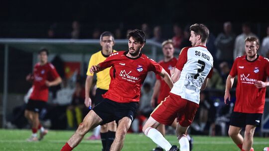 Deniz Dal (links, hier gegen Hundsangens Lukas Faulhaber) durfte am Mittwoch im Rheinlandpokal dabei sein, im Liga-Heimspiel am Deniz Dal (links, hier gegen Hundsangens Lukas Faulhaber) durfte am Mittwoch im Rheinlandpokal dabei sein, im Liga-Heimspiel am