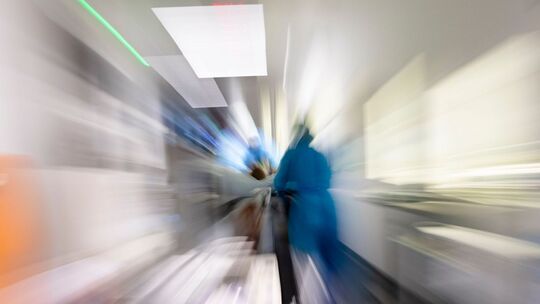 Pflegekräfte transportieren Patienten auf Intensivstation