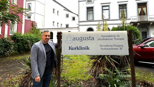 Marco Mattes, der Kopf der gleichnamigen Mattes Unternehmensgruppe, vor dem Schild der ehemaligen Augusta-Klinik. Im nächsten Ja