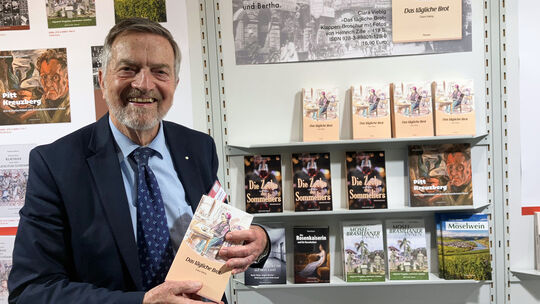 Arne Houben präsentiert am Stand seines Rhein-Mosel-Verlags auf der Frankfurter Buchmesse die Neuausgabe von Clara Viebigs „Das Arne Houben präsentiert am Stand seines Rhein-Mosel-Verlags auf der Frankfurter Buchmesse die Neuausgabe von Clara Viebigs „Das