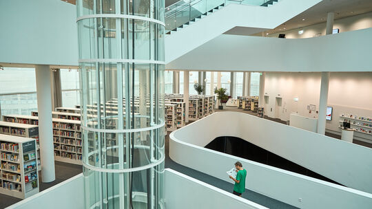 Die Koblenzer Stadtbibliothek ist ein beliebter Ort, um in Ruhe zu lesen, zu lernen oder zu arbeiten. Schüler wünschen sich, das