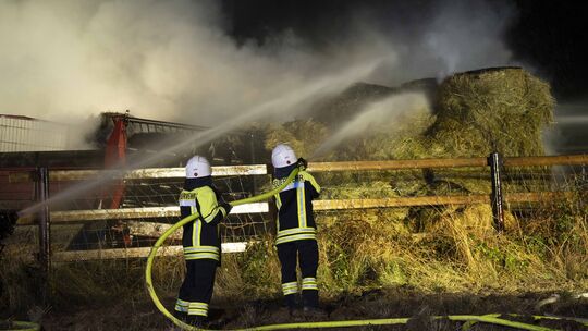 Ein brennendes Heuballenlager beschäftigte zahlreichen Wehren aus der VG Birkenfeld in der Nacht zum Freitag.