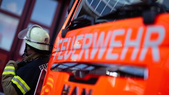 Einsatzkräfte von Feuerwehr und Polizei sind am Freitagmorgen zu einem Brand in einer Andernacher Lagerhalle ausgerückt. (Symbol Einsatzkräfte von Feuerwehr und Polizei sind am Freitagmorgen zu einem Brand in einer Andernacher Lagerhalle ausgerückt. (Symbol