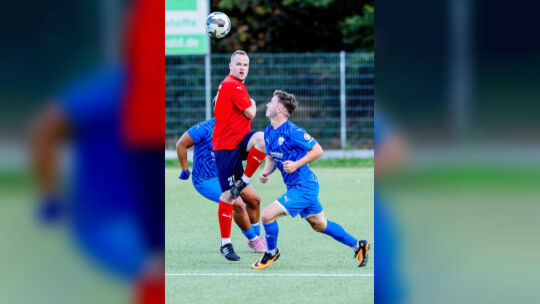 Stürmer Florian Heyer (rotes Trikot) steht der SG Liebshausen am Sonntag (14.15 Uhr) im Heimspiel gegen Schlusslicht HSV Neuwied