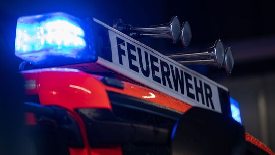 In Vallendar brennt in der Nacht zum Freitag ein Wohnhaus. Die Feuerwehr löscht das Feuer. (Symbolbild)