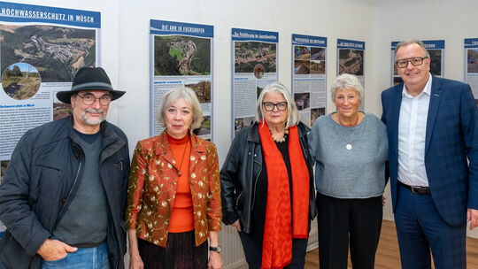 Bei der Vernissage der Ausstellung „MemoriAHR“ in Linz: Andreas Schmickler (von links), Annette Holzapfel, Angelika Furth, Ute R