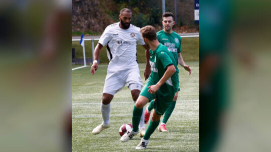 Pierre Merkel (weißes Trikot) in seinem letzten Heimspiel für den TuS Hackenheim. Beim 8:1-Sieg gegen die TSG Trippstadt erzielt