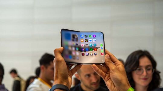 Apple iPhone Duo wird zugeklappt Apple iPhone Duo wird zugeklappt