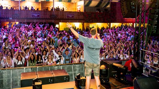 Mehr als 3000 Besucherinnen und Besucher passen in das Festzelt des Hunsrücker Oktoberfests am Flughafen Hahn: ein Bollwerk zünf