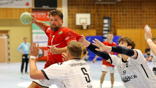 Heinrich Löwen (in Rot) und seine HSG Kastellaun/Simmern gehen als Tabellenführer am Samstag (20 Uhr) in Simmern in das Heimspie