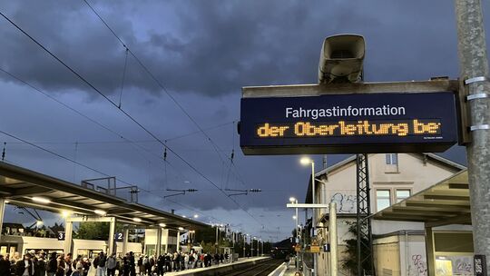 Die Fahrgastinformation zeigt am Donnerstagabend am Bahnhof in Sinzig ständig ausfallende Züge an.