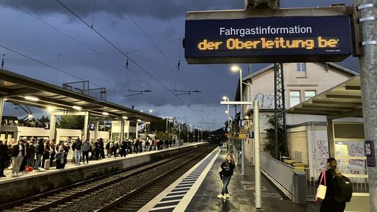 Die Fahrgastinformation zeigt am Donnerstagabend am Bahnhof in Sinzig ständig ausfallende Züge an.