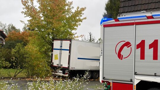 Ein Unfall mit einem Lkw in Niederölfen hat am Freitagmittag den Einsatz von 25 Feuerwehrleuten erforderlich gemacht.