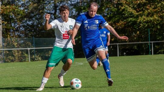 Binningens Mittelfeldmann Carsten Kasper (in Blau) zog sich beim 2:1-Heimsieg gegen die SG Mülheim-Kärlich II eine Schultereckge