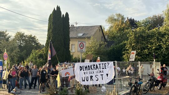 Demonstranten hatte sich eingefunden, als die AfD vor dem Rathaus abendlich einen Infostand aufgebaut hatte.