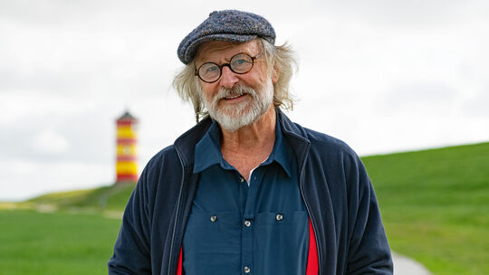 Ist heute in Norden in Ostfriesland – und auf der „Spiegel“-Bestsellerliste – zu Hause, lebte 20 Jahre lang jedoch auch im Weste