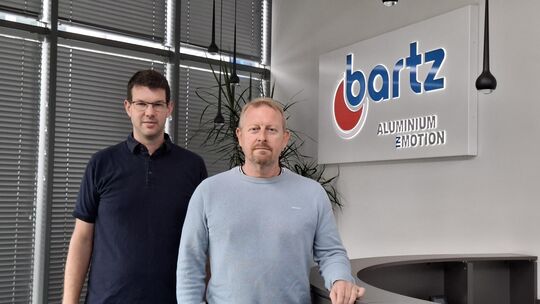 Tobias Harner (links) ist seit 2014 bei Bartz Maschinenbau in Mayen. Er ist Prokurist der Firma und hauptsächlich für Personal u