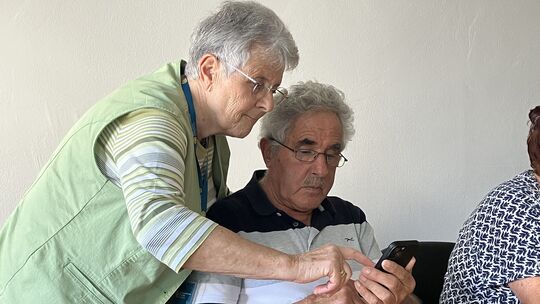 Hildegard Jöris erklärt einem Teilnehmer den Umgang mit der Suchmaschine.