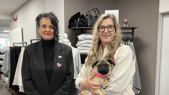Zusammen mit „Ladenhund“ Pauline freut sich das Vorstandsduo Cordia Heck (links) und Petra Schwarzbach auf die Arbeit im Aktions Zusammen mit „Ladenhund“ Pauline freut sich das Vorstandsduo Cordia Heck (links) und Petra Schwarzbach auf die Arbeit im Aktions