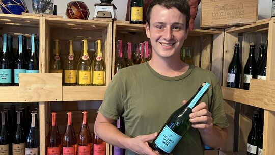 Philipp Klumpp von der Sektmanufaktur von Canal in Winningen koordiniert ein Projekt mit alkoholfreiem Wein, an dem sich weitere