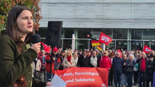 Kim Theisen, Grüne, rief die demokratische Mitte zur Einigkeit auf. Kim Theisen, Grüne, rief die demokratische Mitte zur Einigkeit auf.