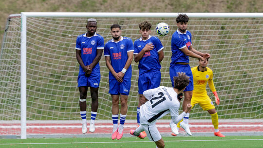 Der Ball geht nur an den Außenpfosten: Der Gonsenheimer Can Karakas zirkelte das Leder schön über die Cosmos-Mauer um (von links Der Ball geht nur an den Außenpfosten: Der Gonsenheimer Can Karakas zirkelte das Leder schön über die Cosmos-Mauer um (von links