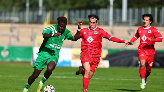 Tom Karacaga (in Rot, Mitte) und Rot-Weiss Koblenz mussten gegen den SV Auersmacher nur selten hinterherlaufen, die Koblenzer ge Tom Karacaga (in Rot, Mitte) und Rot-Weiss Koblenz mussten gegen den SV Auersmacher nur selten hinterherlaufen, die Koblenzer ge