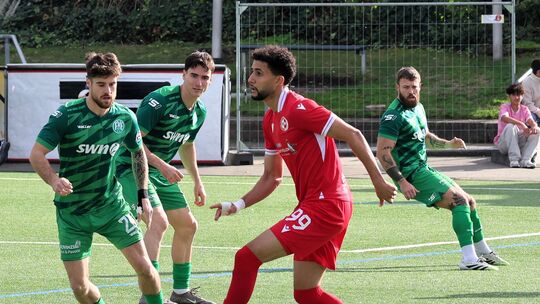 Ayman Ed-Daoudi (in Rot) spielte vergangene Saison noch für Engers und spielte nun mit Rot-Weiss Wittlich gegen seine Ex-Teamkol