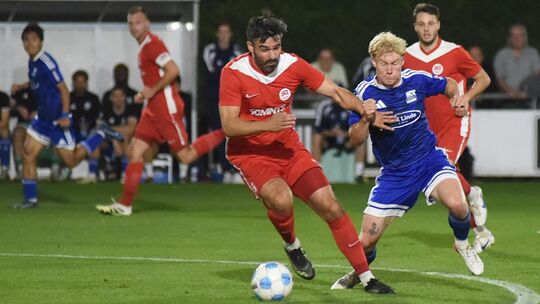 Routinier Sascha Mockenhaupt (am Ball) und die SG Hüffelsheim (rote Trikots) machen derzeit eine schwere Saisonphase durch.