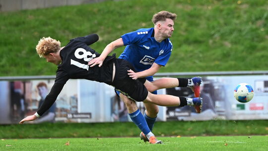 Sam Dustin Bimber (in Schwarz) wurde immer wieder von seiner SG Weitefeld in Szene gesetzt, kam gegen Wissens Defensive (in Blau