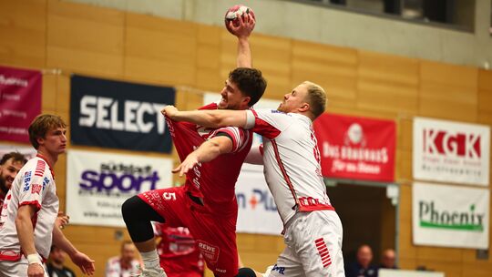 Bei seinem Debüt im Vallendarer Trikot erzielte Florian Wangler (am Ball) sechs Tore – dennoch verlor der HVV beim Longericher S