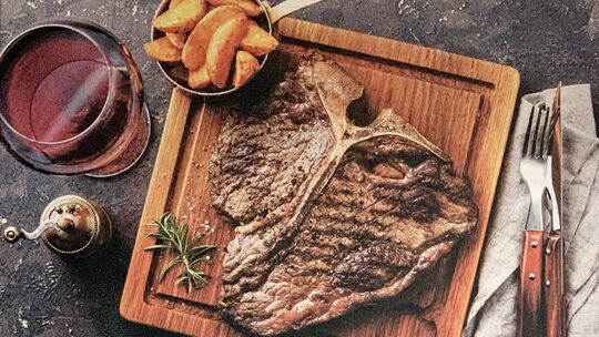 Beim Hannes in Welschneudorf kommt nur bestes Fleisch auf den Tisch – hier ein Porterhouse-Steak allerster Güte