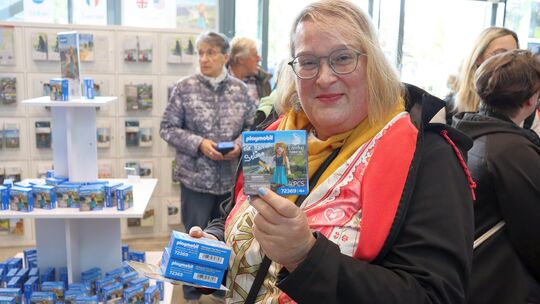 Iris Ulto aus Weisel freut sich über die ersten drei Playmobil-Loreleyen.
