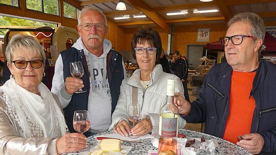 Das Marktfrühstück genießen diese Frauen aus Männer aus Mackenrodt und Idar-Oberstein.