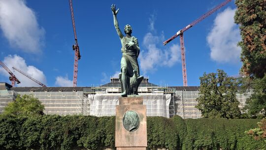 Eng mit der Person Franz Adolph Adams verbunden: der Publizist Joseph Görres. Das Denkmal von 1928 befindet sich in den Koblenze