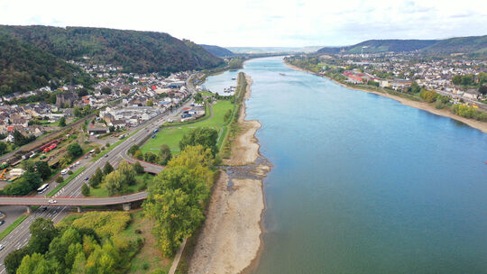 So schaut das Niedrigwasser des Rhein in Höhe der Mündung des Brohlbachs in Brohl-Lützing aus.