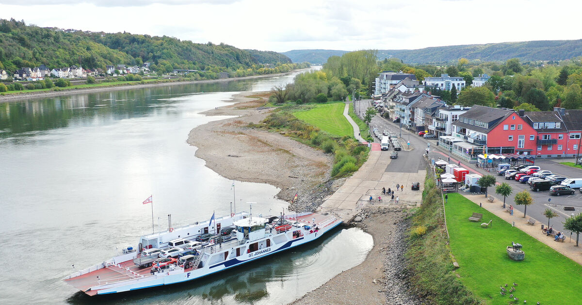The Rhine from above: Low water between Brohl and Oberwinter