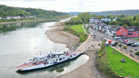 Am Fähranleger in Kripp ist das Rhein-Niedrigwasser allein durch die breiten Sandbänke deutlich zu erkennen. Der Pegel schränkt
