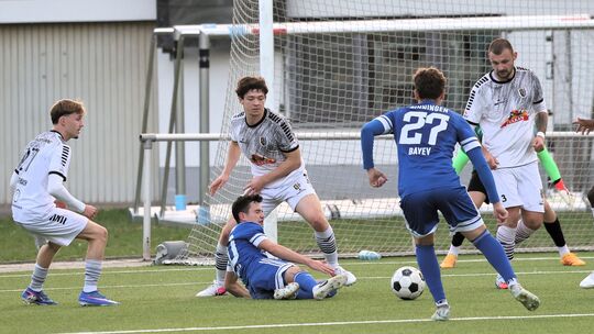 Mladen Markota (in Blau am Boden) erzielte für den SV Binningen das entscheidende 2:1 bei Eintracht Mendig und sorgte damit für