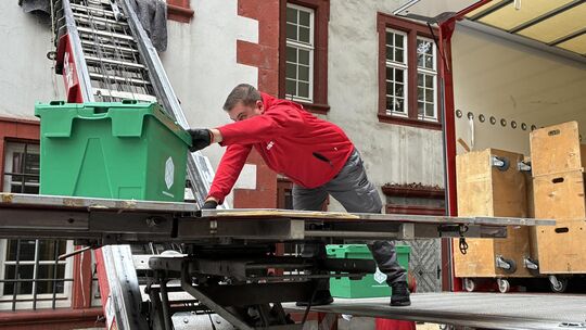 Der Umzug des Koblenzer Stadtarchivs von der Alten Burg ins Forum Confluentes läuft. Hier lädt ein Arbeiter Kisten aus der Burg