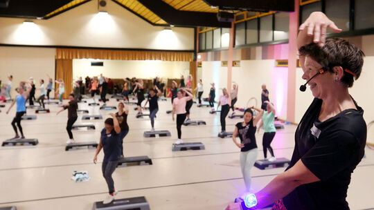 Melanie Anhäuser (rechts), Ortsbürgermeisterin und Fitnesstrainerin, sorgte zusammen mit der TuS-Vorsitzenden Vroni Steinebach f