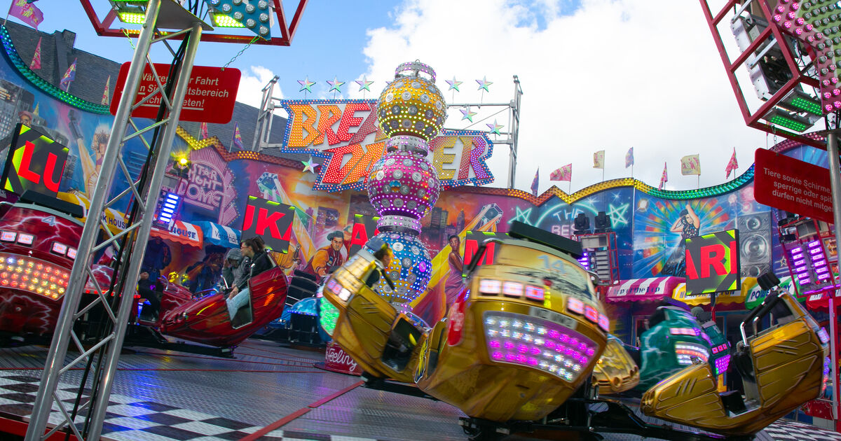Pictures of the colorful hustle and bustle: Fairground action at the ...